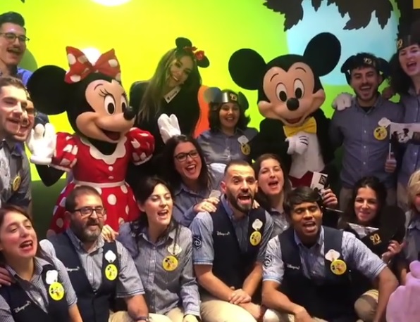 Topolino, alla festa per i 90 anni anche la bella Madalina Ghenea. FOTO Topolino, alla festa per i 90 anni anche la bella Madalina Ghenea. FOTO