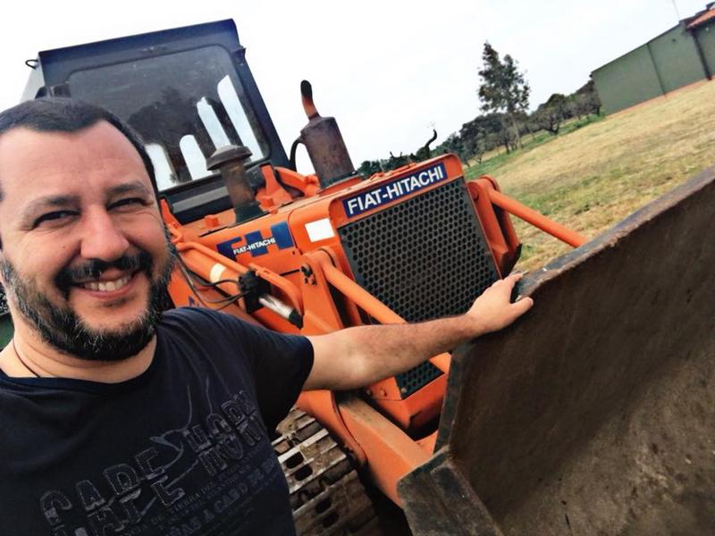 Roma, Matteo Salvini scalda la ruspa: “Il 26 abbatteremo villa Casamonica”