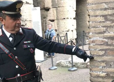 Turista inglese 17enne sfregia muro del Colosseo: scrive le sue iniziali GEO