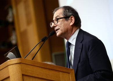 Manovra, Tria: il tasso di crescita non si negozia. Ma la sinistra Ue attacca