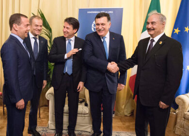 Libia, stretta di mano Haftar-Sarraj. Conte: “L’Italia farà la sua parte”