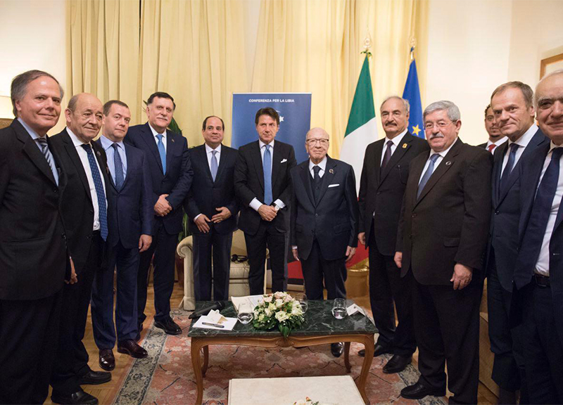 Libia, stretta di mano Haftar-Sarraj. Conte: “L’Italia farà la sua parte”