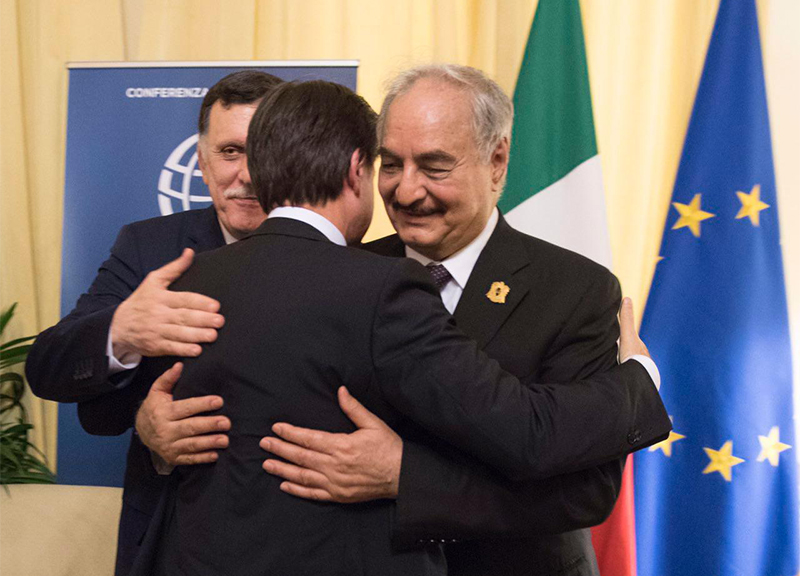 Libia, stretta di mano Haftar-Sarraj. Conte: “L’Italia farà la sua parte”