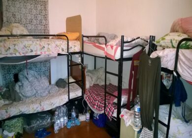 Degrado a Milano, “ostello” per migranti con 25 letti in un quadrilocale. FOTO