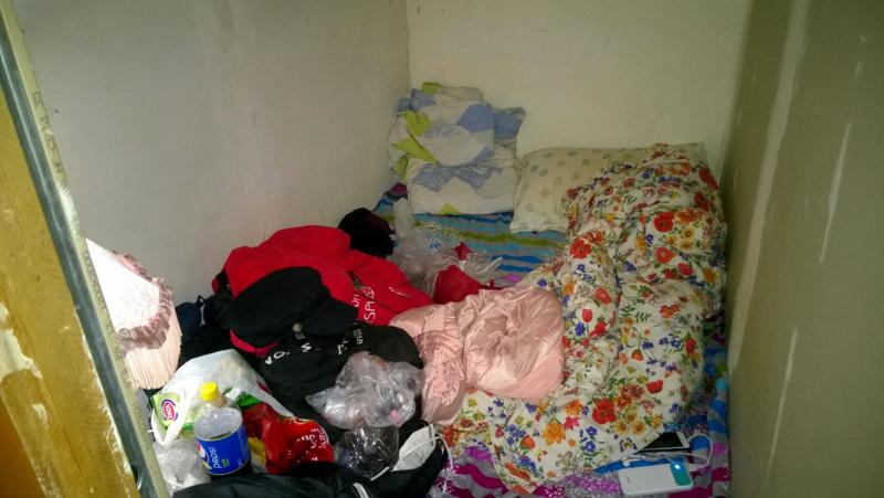 Degrado a Milano, “ostello” per migranti con 25 letti in un quadrilocale. FOTO