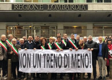 Protesta contro il piano Trenord: sindaci e pendolari davanti al Pirellone