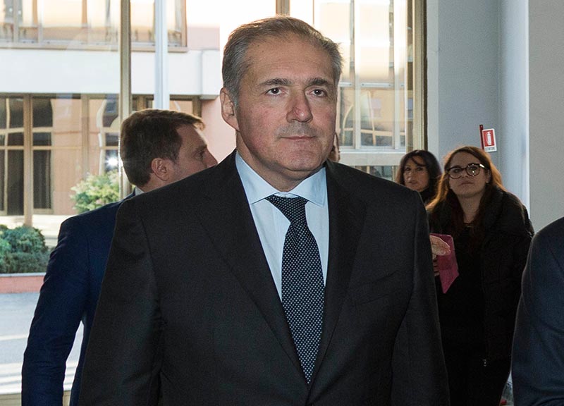 Tim, Altavilla ceo inevitabile ma a tempo. Ad aprile Vivendi si riprende tutto Tim, Altavilla ceo inevitabile ma a tempo. Ad aprile Vivendi si riprende tutto