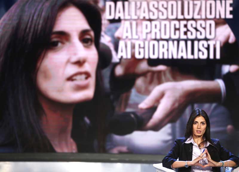Roma, Raggi in tv: “Senza il fango dei giornalisti voleremo”. Ma Fdi attacca