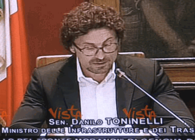 Toninelli, pugno alzato in Aula? L’educazione è data anche dalla laurea