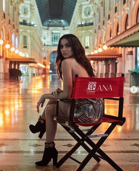 Campari Red Diaries, Ana de Armas a Milano nello spot di Garrone. FOTO Campari Red Diaries, Ana de Armas a Milano nello spot di Garrone. FOTO