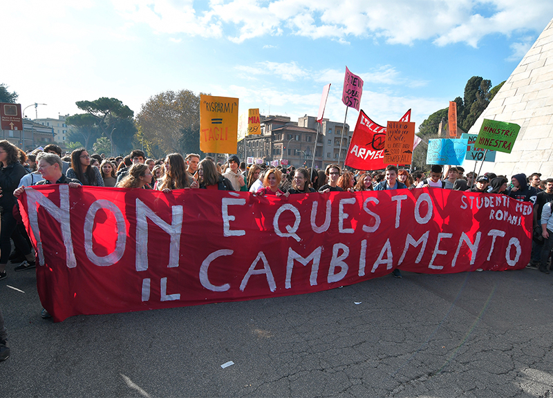 Scuola, 100 mila studenti in piazza in tutta italia contro il governo. VIDEO Scuola, 100 mila studenti in piazza in tutta italia contro il governo. VIDEO
