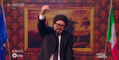 Crozza/Toninelli ed il regalo da Casaleggio e associati: una mela avvelenata