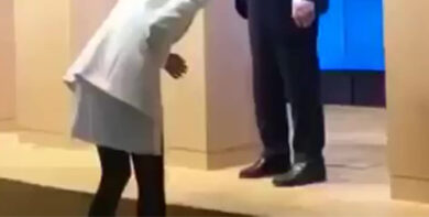 Juncker, conferenza con scarpe di colore diverso, portato via dall’assistente