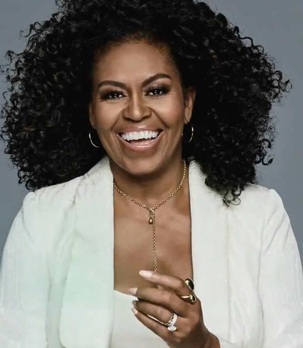 Michelle Obama posa in look afro. Da Barack dedica d’amore per il suo libro Michelle Obama posa in look afro. Da Barack dedica d’amore per il suo libro