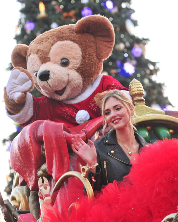 Chiara Ferragni, abito fiabesco a Disneyland per i 90 anni di Topolino. FOTO Chiara Ferragni, abito fiabesco a Disneyland per i 90 anni di Topolino. FOTO