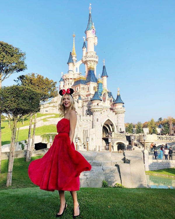 Chiara Ferragni, abito fiabesco a Disneyland per i 90 anni di Topolino. FOTO Chiara Ferragni, abito fiabesco a Disneyland per i 90 anni di Topolino. FOTO