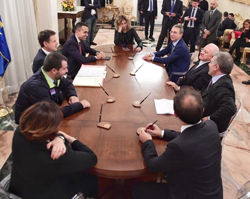 Rifiuti, firmata intesa anti roghi e abusivi. Conte: “Sarà la terra dei cuori”