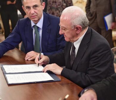 Rifiuti, firmata intesa anti roghi e abusivi. Conte: “Sarà la terra dei cuori”