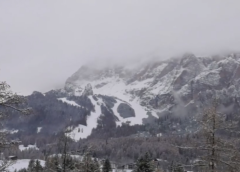Cortina è arrivata la prima neve. Dal 30 novembre aprono i primi impianti Cortina è arrivata la prima neve. Dal 30 novembre aprono i primi impianti