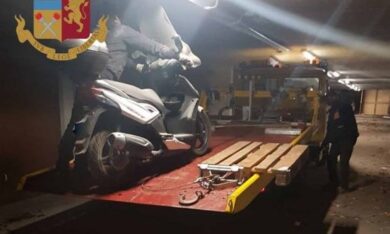 Auto rubate e cannibalizzate: officine abusive nei garage delle case popolari