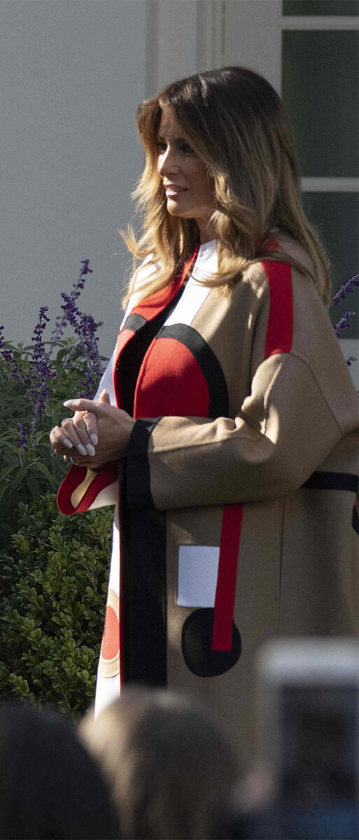 Melania Trump, cappotto geometrico Dior. Polemica sulle “spese pazze”. FOTO