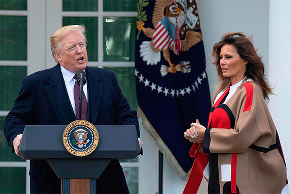 Melania Trump, cappotto geometrico Dior. Polemica sulle “spese pazze”. FOTO
