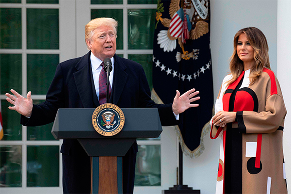 Melania Trump, cappotto geometrico Dior. Polemica sulle “spese pazze”. FOTO