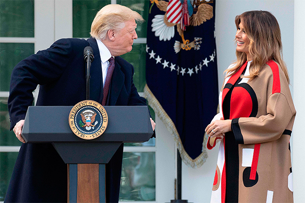 Melania Trump, cappotto geometrico Dior. Polemica sulle “spese pazze”. FOTO