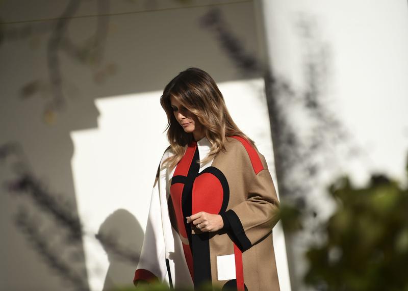 Melania Trump, cappotto geometrico Dior. Polemica sulle “spese pazze”. FOTO