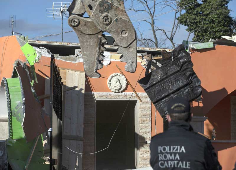 Ruspe dai Casamonica: “Finta lotta all’abusivismo”. L’autodenuncia a 5 Stelle Ruspe dai Casamonica: “Finta lotta all’abusivismo”. L’autodenuncia a 5 Stelle