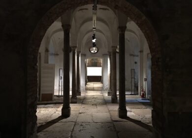 Santissima Trinità, la chiesa sotterranea e i codici di Leonardo rubati