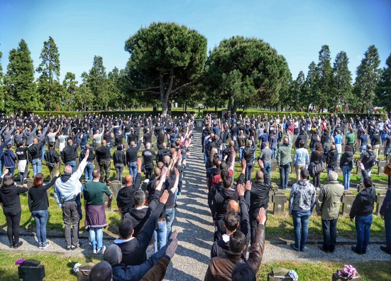 Saluti fascisti e bandiere della Repubblica Sociale: in 3 finiscono a processo Saluti fascisti e bandiere della Repubblica Sociale: in 3 finiscono a processo