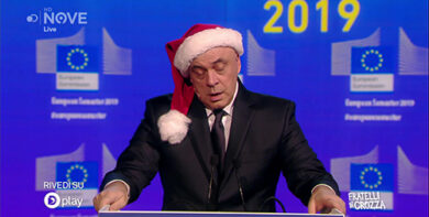 Crozza/Moscovici: “Babbo Natale? Salvini e Di Maio sono il bue e l’asinello”