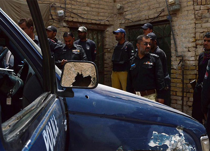 Attentato Pakistan, bomba al mercato al consolato cinese: 20 morti e 50 feriti Attentato Pakistan, bomba al mercato al consolato cinese: 20 morti e 50 feriti