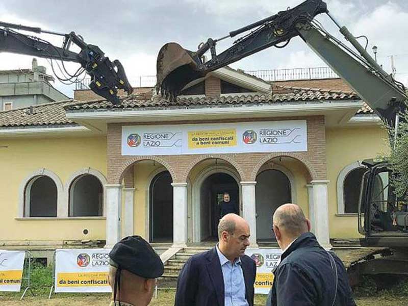 Salvini ruspista: “Fatemi guidare la ruspa per abbattere villa Casamonica” Salvini ruspista: “Fatemi guidare la ruspa per abbattere villa Casamonica”