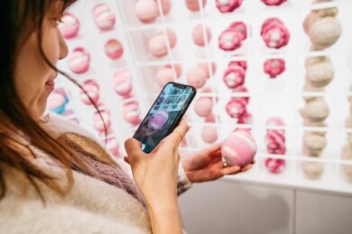 Lush apre Tokyo un concept store dedicato alla “bomba da bagno”. FOTO