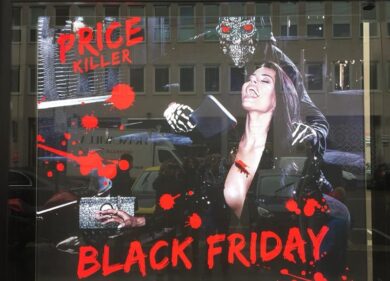 Black Friday, donna uccisa: Comune di Milano fa rimuovere pubblicità. FOTO