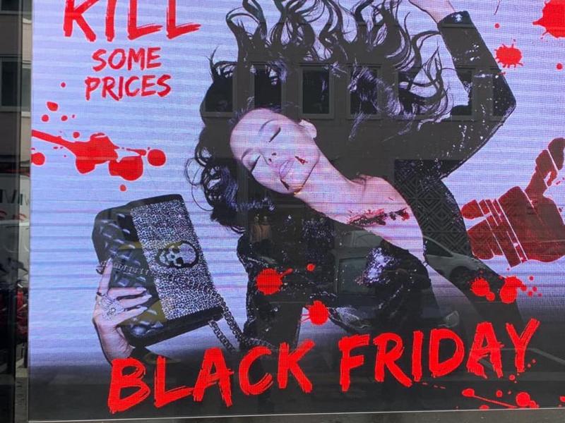 Black Friday, donna uccisa: Comune di Milano fa rimuovere pubblicità. FOTO Black Friday, donna uccisa: Comune di Milano fa rimuovere pubblicità. FOTO