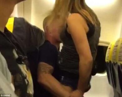 Roma, sesso sul bus davanti ai passeggeri. Denunciati: lui ha 17 anni, lei 28