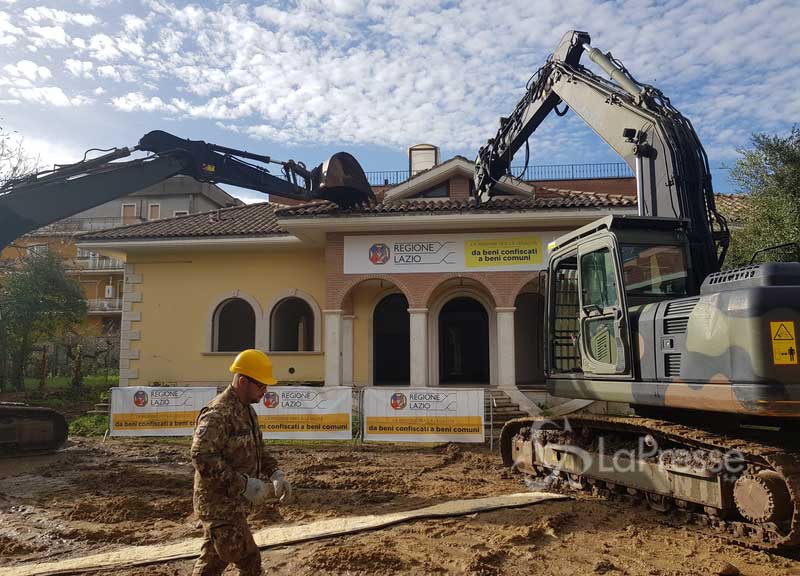 Salvini demolisce i Casamonica a colpi di ruspa: “Minacce? Io so’ de coccio”