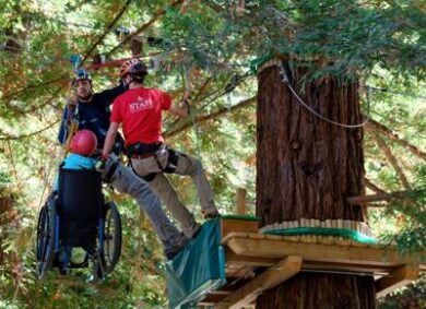 Laurina Paperina disegna un biglietto di Natale per Dynamo Camp