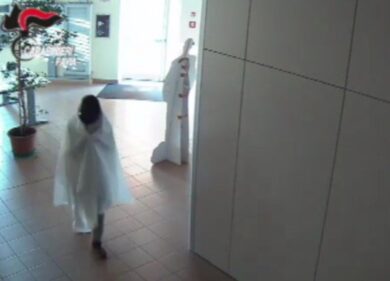 Pavia, rubava quadri antichi travestito da fantasma