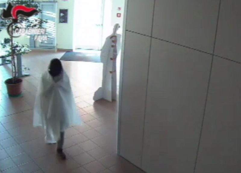 Pavia, rubava quadri antichi travestito da fantasma Pavia, rubava quadri antichi travestito da fantasma