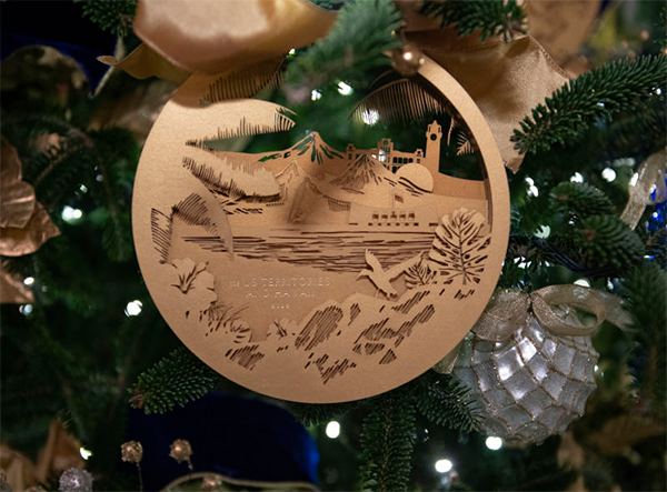 Melania Trump pronta per Natale: rosso e simboli patriottici alla Casa Bianca