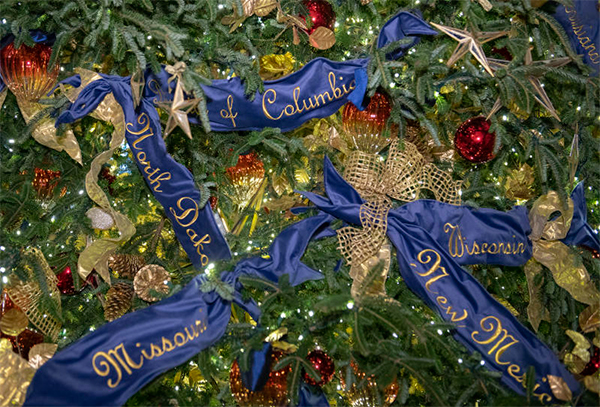 Melania Trump pronta per Natale: rosso e simboli patriottici alla Casa Bianca