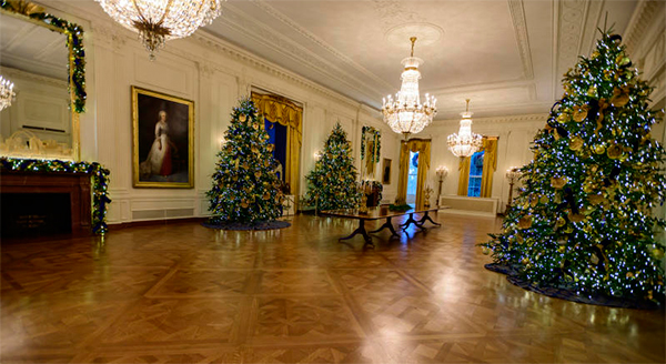 Melania Trump pronta per Natale: rosso e simboli patriottici alla Casa Bianca