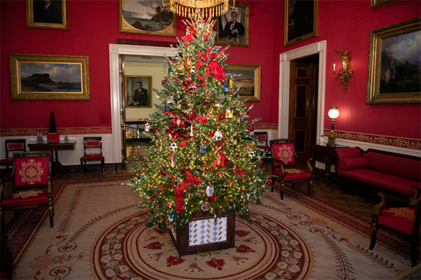 Melania Trump pronta per Natale: rosso e simboli patriottici alla Casa Bianca