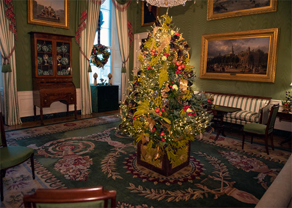 Melania Trump pronta per Natale: rosso e simboli patriottici alla Casa Bianca