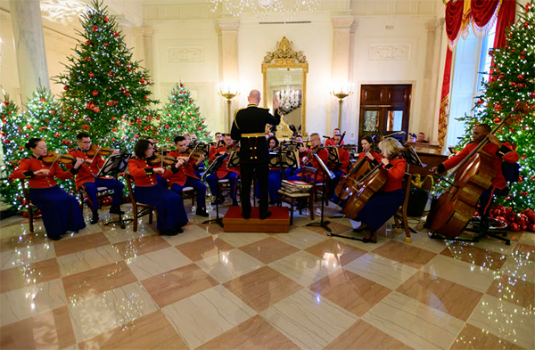 Melania Trump pronta per Natale: rosso e simboli patriottici alla Casa Bianca