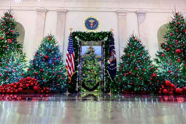 Melania Trump pronta per Natale: rosso e simboli patriottici alla Casa Bianca